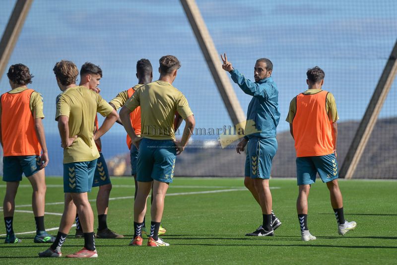 Filiales de la UD estrena el campo de césped artificial de Barranco Seco