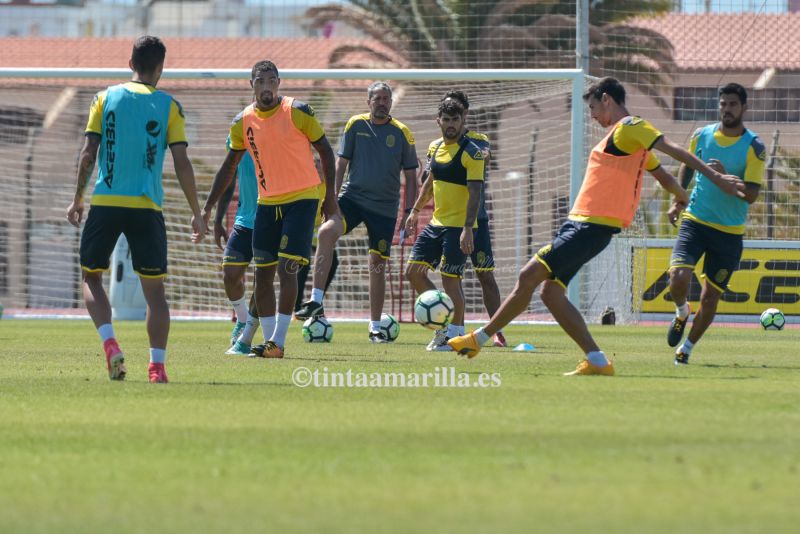 Vicente Gómez saluda al balón