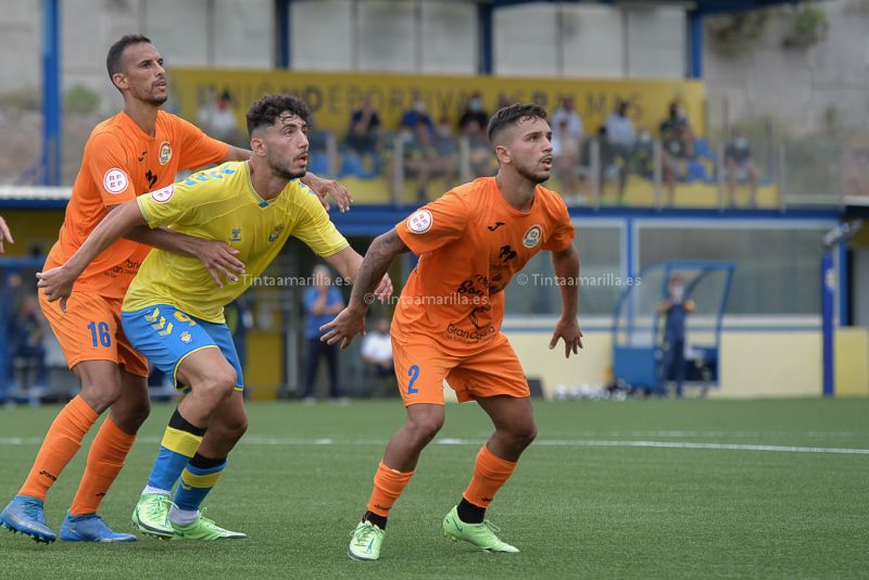 El debut de Pachón: Dos toques con el pecho, un saque de centro y gol