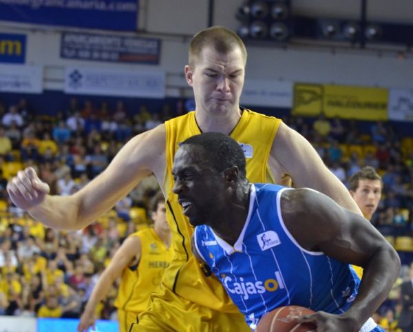 Slokar defiende a Mensah Bonsu. (C. Torres)