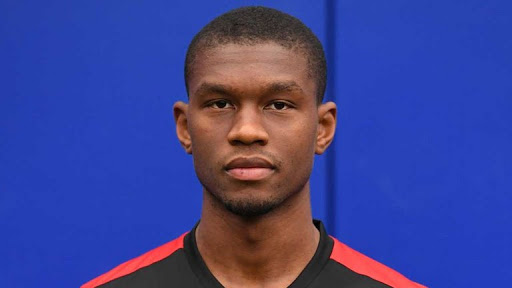 Un jugador del Watford bromea con los positivos de su club