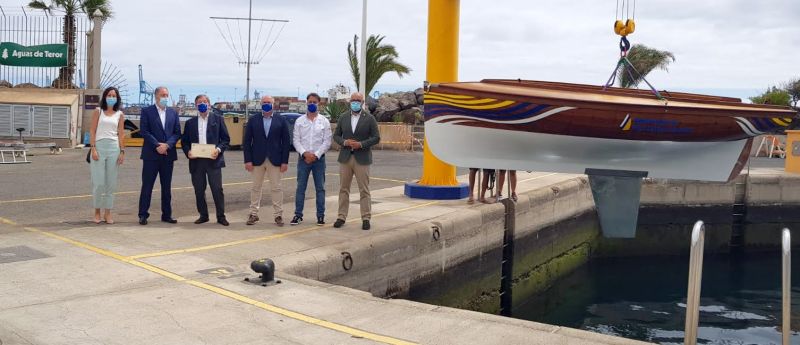 La Escuela presenta su nuevo bote