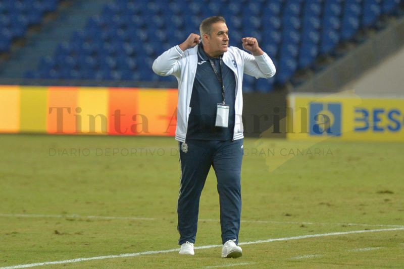 Sandoval afirma que el césped irregular "no ayudará a Las Palmas"