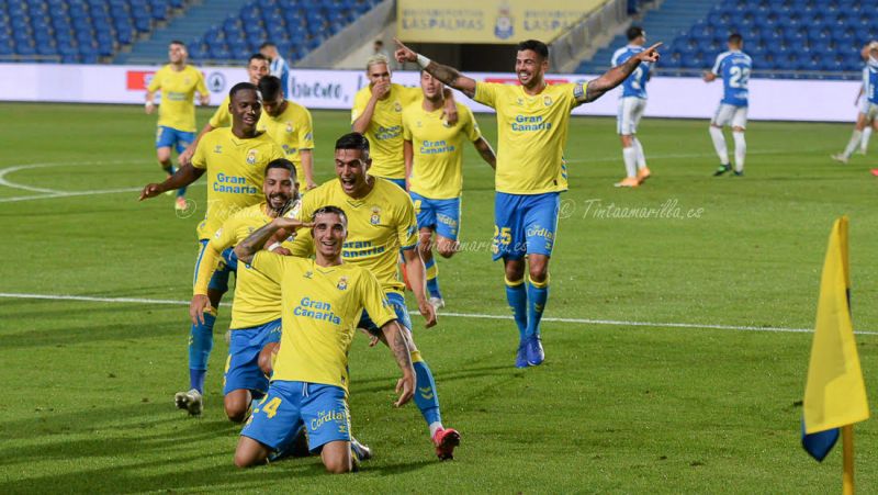 1-0: Centra Rober, la toca un ángel y la mete Ortolá