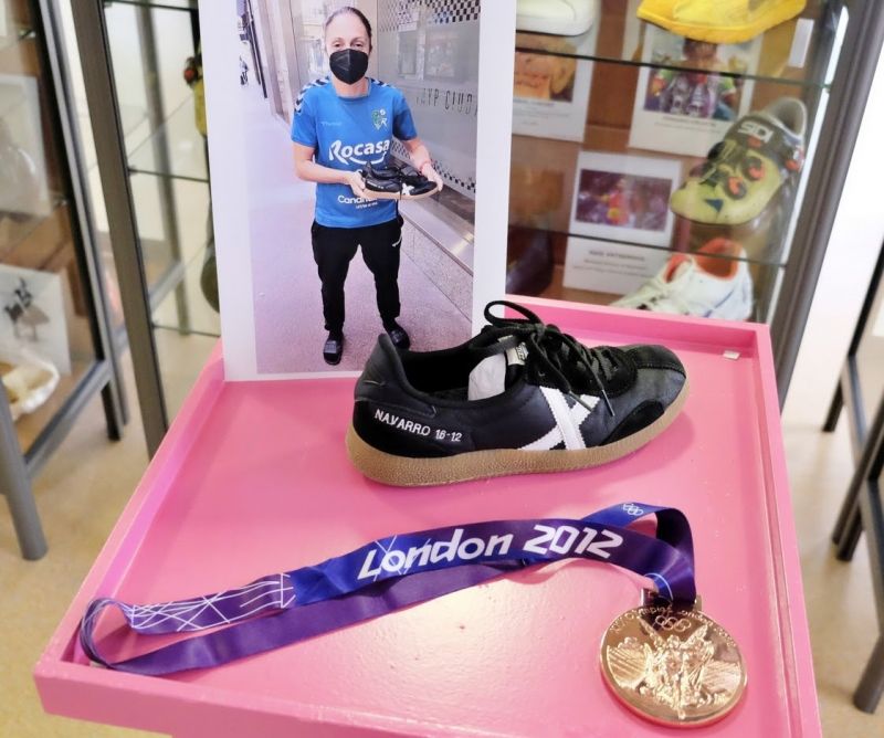 Silvia Navarro dona sus zapatillas a un Museo del Calzado