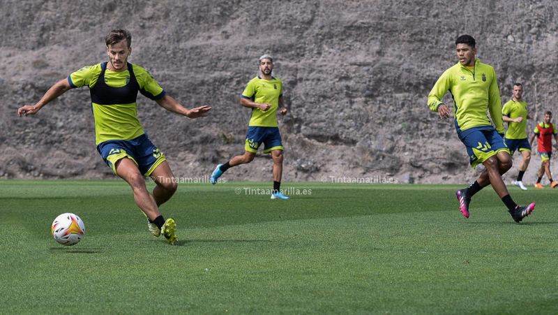 Mel comprueba un plan alternativo en la zaga