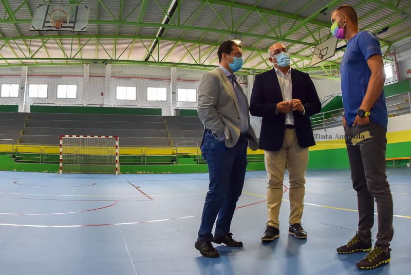 El Pabellón de Arucas inaugura nueva superficie