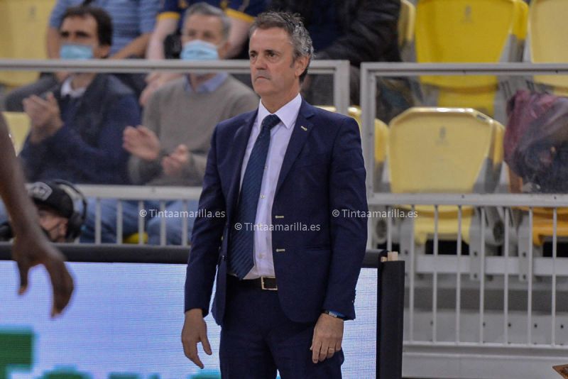 "Cuando nos mete 96 puntos defendemos todos mal, hasta el entrenador"