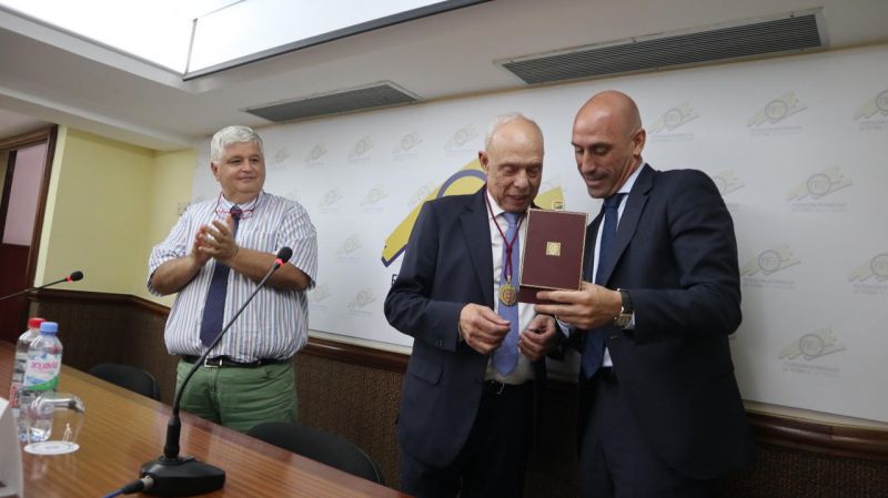Rubiales entrega la medalla de oro de la RFEF a Antonio Suárez