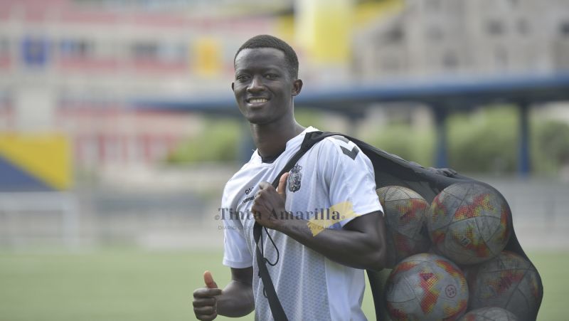 Moha Bassele: El balón antes que las armas