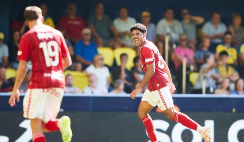 1-2: La UD lanza sus torpedos y perfora a un submarino