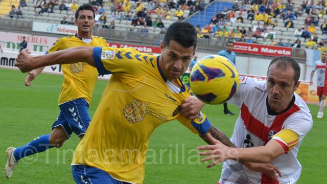 Helguera agarra a Vitolo